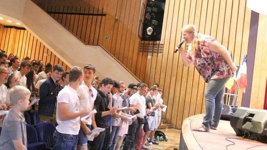 Młodzi pielgrzymi grają, śpiewają i chwalą Puławy