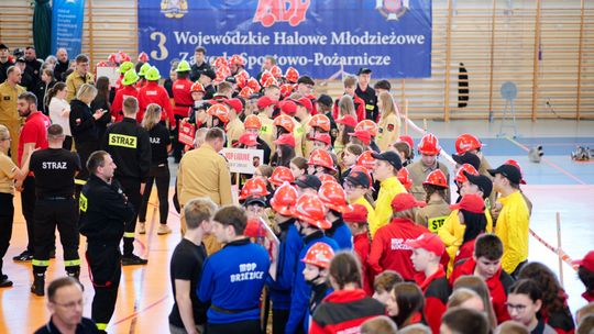 Młodzi strażacy w akcji. 42 drużyny rywalizowało w zawodach halowych