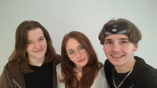 Młodzi uczą młodych, jak nie dać się oszukać. „SmartKasa” o finansach w erze internetu i AI Od lewej: Natalia, Agata i Wiktor edukują na temat mądrego finansowania w sieci