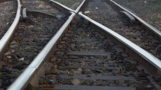 Młodzi złodzieje rozkręcali torowisko. Mogło dojść do tragedii