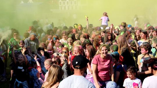 Młodzież bawiła się w porcie. Święto Koloru w Puławach [zdjęcia, wideo]