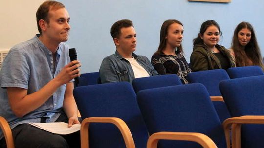 Młodzież poprosiła radnych o wsparcie wyjazdu na Oktoberfest. No i się zaczęło