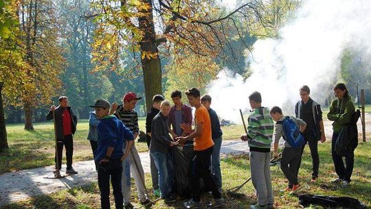 Młodzież spaliła szkodnika  w parku