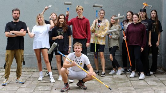 Młodzież społecznie odmalowała zdewastowany dworzec w Puławach