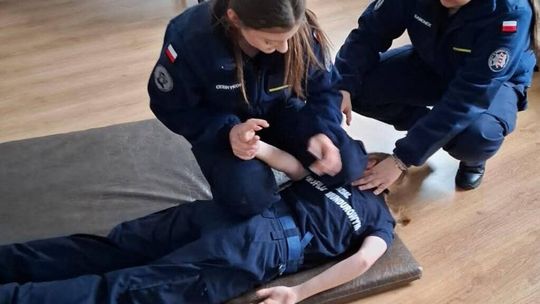 Młodzież z opolskiego liceum ćwiczyła taktykę policyjnych interwencji