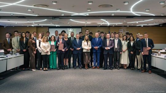 Młodzieżowy sejmik rozpoczął działalność. Pierwsza sesja za nimi