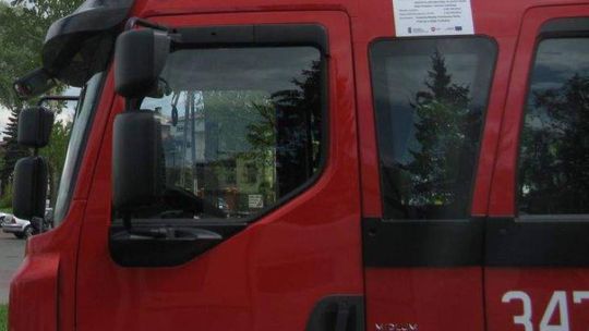 Młyniec: Honda accord wbiła się w drzewo