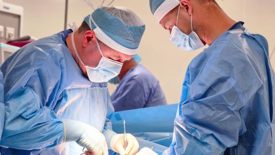 Mniej bólu, mniej powikłań. Robot da Vinci pomaga w leczeniu raka pęcherza moczowego