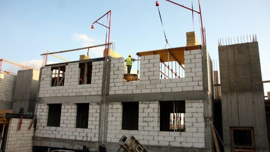 Mniej chętnych na własne mieszkanie, ceny idą w dół