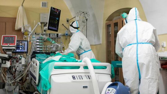 Mniej zakażeń, ale ponad 4,6 tysiąca osób jest w szpitalach