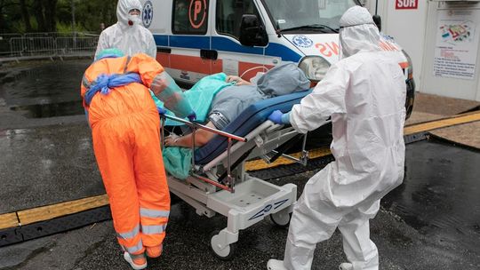 Mniej zakażeń koronawirusem w kraju niż tydzień temu. Raport z 18 kwietnia