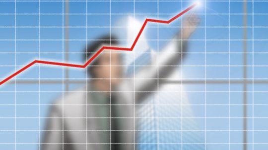 Mniej zarabiamy i więcej płacimy