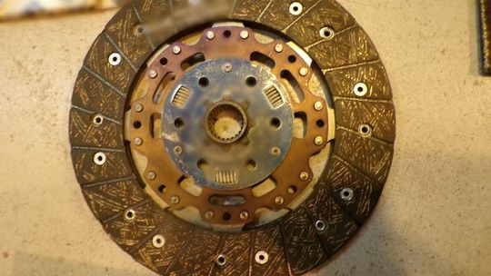 Mobilny magazyn na kołach. Celnicy rozbroili opla na przejściu w Hrebennem