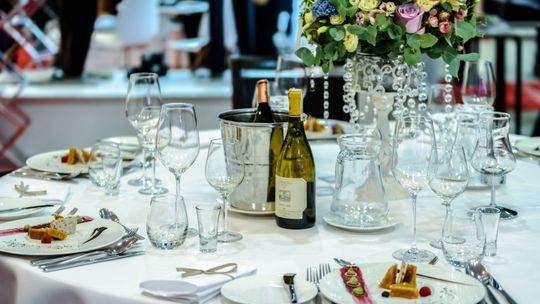 Mocno zdziwieni narzeczeni. Znaleźli lokal na wesele, a tuż przed ślubem właściciel zamknął bramę na łańcuch