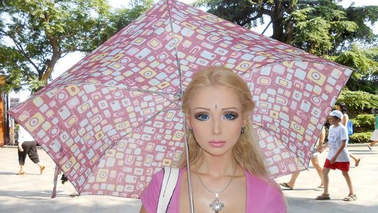 Modelka o twarzy lalki Barbie doczekała się pierwszej rozkładówki