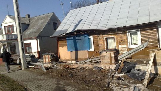 Modliborzyce: Kierowca tira zasnął i wjechał w dom (zdjęcia)