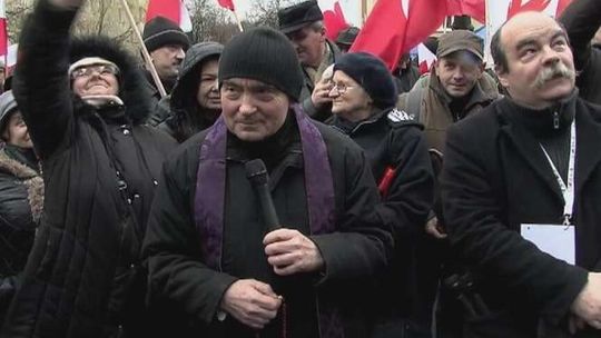 Modlitwa i egzorcyzmy pod siedzibą Gazety Wyborczej (wideo)