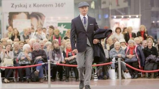 Modni po sześćdziesiątce. Pokaz mody seniorów (zdjęcia)