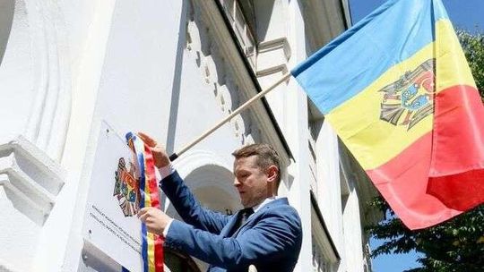 Mołdawska flaga na placu Litewskim. Otwarto konsulat honorowy
