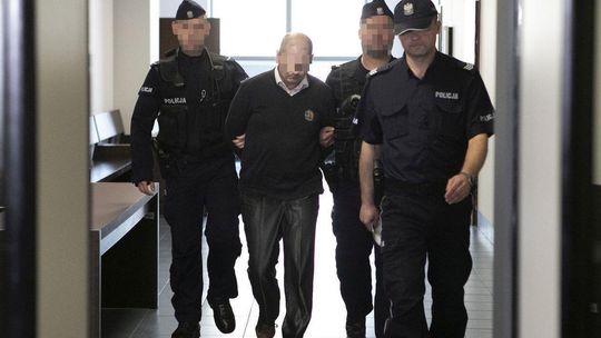 Molestował nawet gdy pilnowali go policjanci? Koniec procesu pedofila