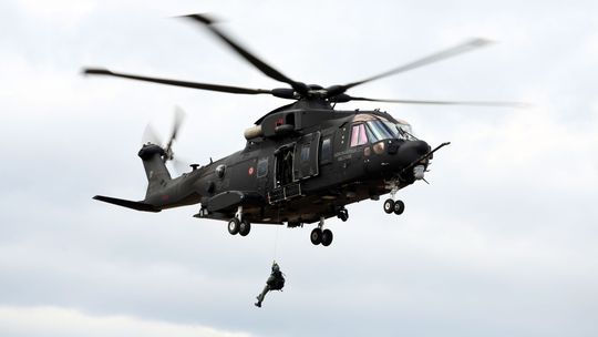 MON chce kupić helikoptery morskie. W Gdyni testują AW101 z PZL-Świdnik