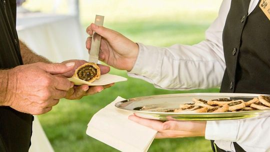 Monter maszyn, kelner, a może szef kuchni? Oferty pracy za granicą