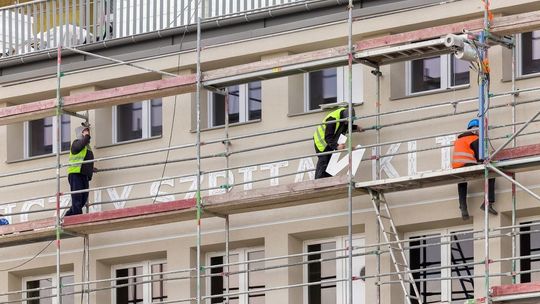 Montują nowy napis na szpitalu w Lublinie. Poprzedni wisiał 56 lat [zdjęcia]