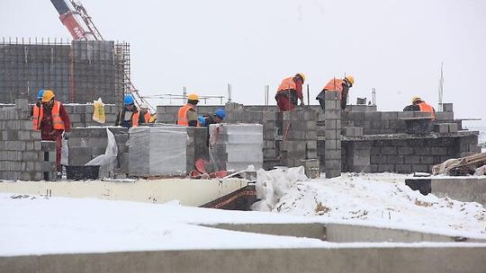 Montują ściany terminalu na lotnisku w Świdniku (widok z lotu ptaka)