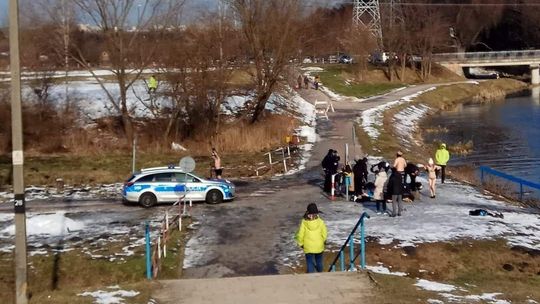 Morsowanie koło tamy na Zalewie Zemborzyckim. Przyjechali policjanci