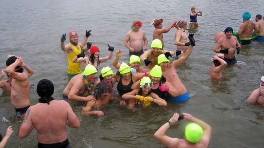 Morsy biły rekord Guinnessa. Do jeziora Białego wskoczyło 116 osób (zdjęcia)