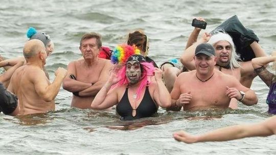 Morsy rozpoczęły sezon kąpielowy nad Zalewem Zemborzyckim [zdjęcia]