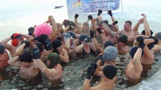 Morsy z Krasnegostawu wskoczyły do przerębla (zdjęcia)