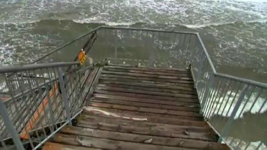 Morze zabiera plażę w Mrzeżynie. "Obudziliśmy się z 15 metrami plaży mniej"