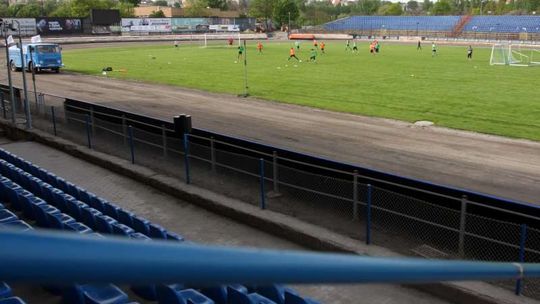 MOSiR wynajął żonie \"Groszka\" lokal na sklep przy stadionie