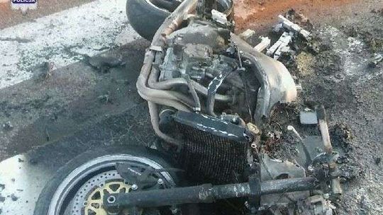 Motocykl zderzył się z polonezem. Sunął po drodze i stanął w płomieniach 