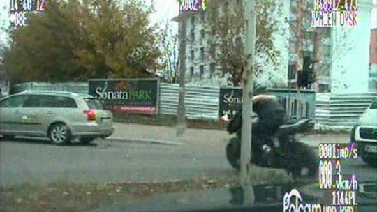Motocyklem uciekał przed policją. Film z pościgu
