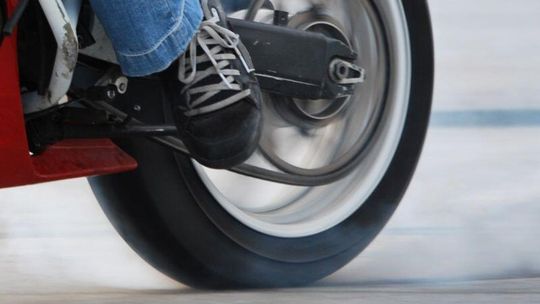 Motocyklem w krawężnik. Złamana ręka, rozbita głowa