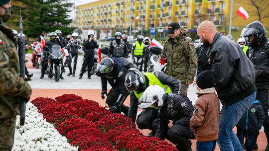 Motocykliści uczcili Święto Niepodległości. Przejechali przez Zamość i zapalili znicze [zdjęcia]