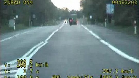 Motocyklista bez prawa jazdy jechał ponad 208 km/h