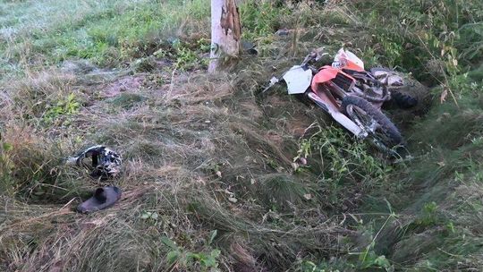 Motocyklista bez uprawnień, za to po alkoholu, Jazda skończyła się na drzewie 