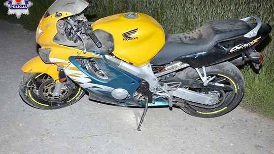 Motocyklista chciał ominąć zająca. Wpadł do rowu  