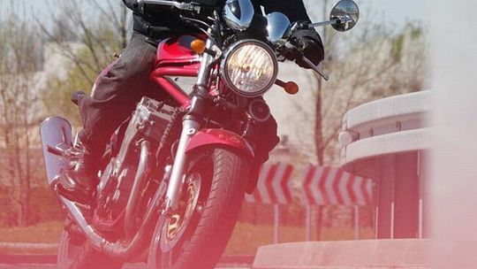 Motocyklista dostał tysiąc złotych mandatu