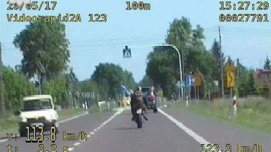 Motocyklista jechał 113 km/h w terenie zabudowanym. Zbliżał się do przejścia dla pieszych
