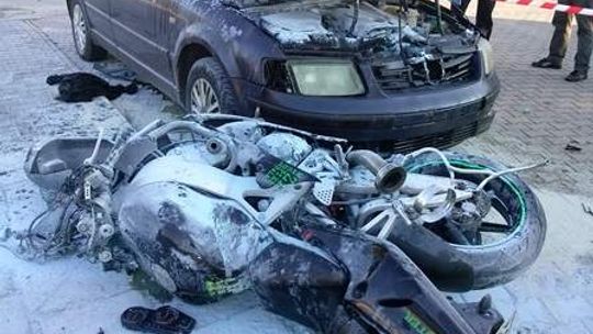 Motocyklista jechał na jednym kole. Trafił do szpitala