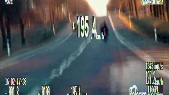 Motocyklista jechał prawie 200 km/h. Nagranie z wideorejestratora