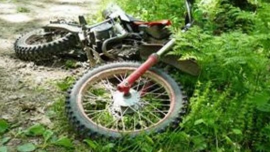 Motocyklista jechał przez las, uderzył w szlaban i zginął