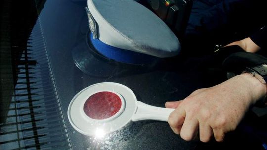 Motocyklista na widok radiowozu się przewrócił. Był pijany