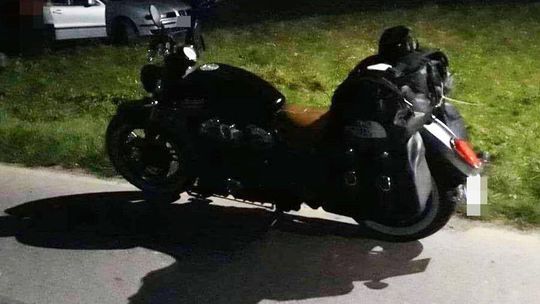 Motocyklista nie chciał przejechać leżącego pieszego. Sam trafił do szpitala
