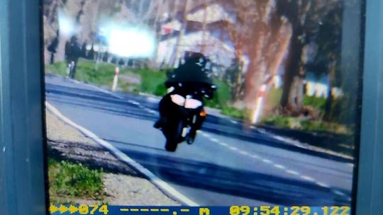 Motocyklista pędził przez Samoklęski. Stracił prawo jazdy