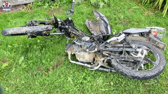 Motocyklista poważnie ranny w wypadku. Jechał bez kasku na głowie